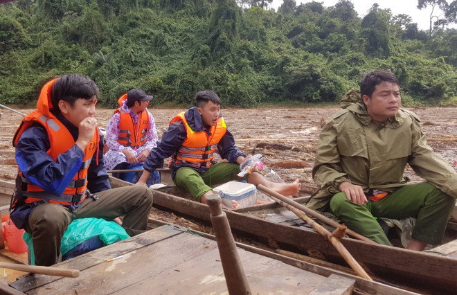 Tìm thi thể nạn nhân vụ sạt lở giữa lòng hồ thuỷ điện dày đặc cây rừng - 17