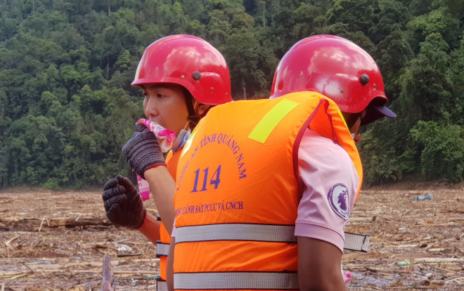 Tìm thi thể nạn nhân vụ sạt lở giữa lòng hồ thuỷ điện dày đặc cây rừng - 16
