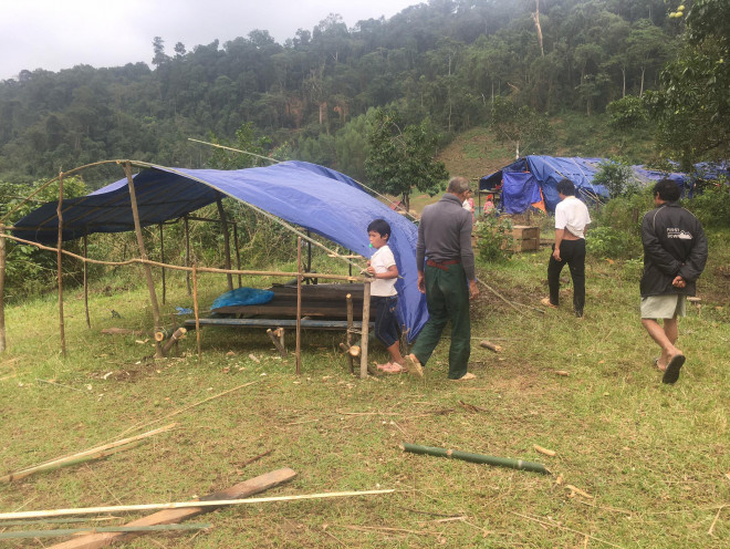 Quảng Bình: Núi lở, nước lũ vào nhà, bộ đội giúp dân dựng lều trên đồi tránh trú - 2