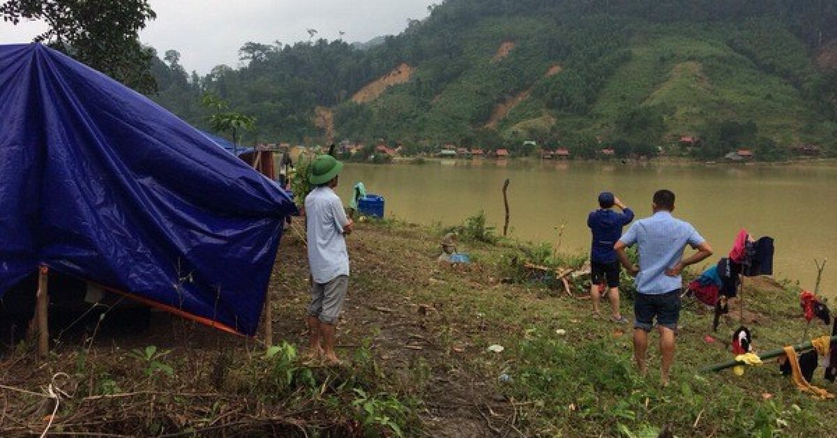 Quảng Bình: Núi lở, nước lũ vào nhà, bộ đội giúp dân dựng lều trên đồi tránh trú - 4