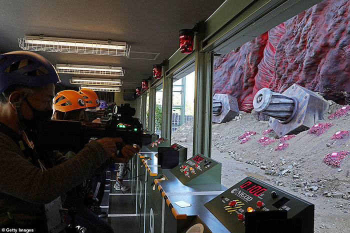 Công viên Godzilla khổng lồ, du khách có thể đu dây vào miệng quái vật - 4