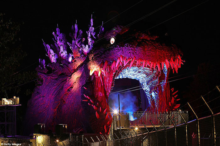 Công viên Godzilla khổng lồ, du khách có thể đu dây vào miệng quái vật - 6