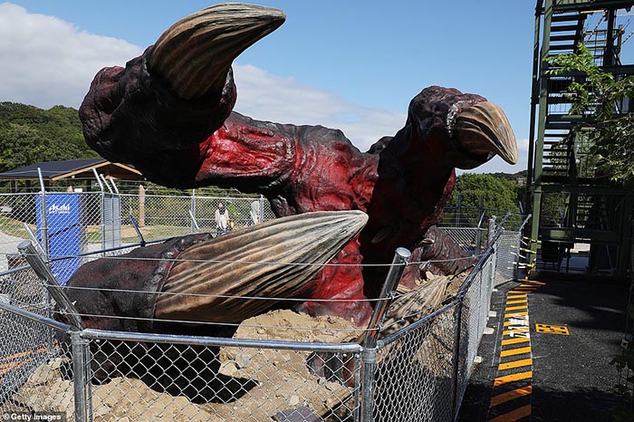 Công viên Godzilla khổng lồ, du khách có thể đu dây vào miệng quái vật - 7