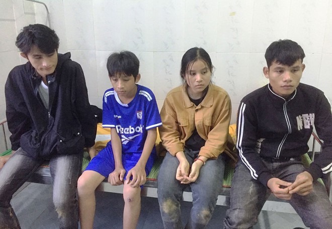 Nữ sinh gục khóc bên 2 nấm mồ ở Trà Leng và em trai được trường nhận nuôi tới 18 tuổi - 2