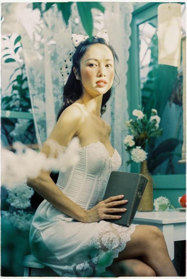 Loạt hình cảm hứng lolita của Vũ Ngọc Anh gia tăng sức hấp dẫn nhờ mặc áo corset tôn vòng 1 tròn.
