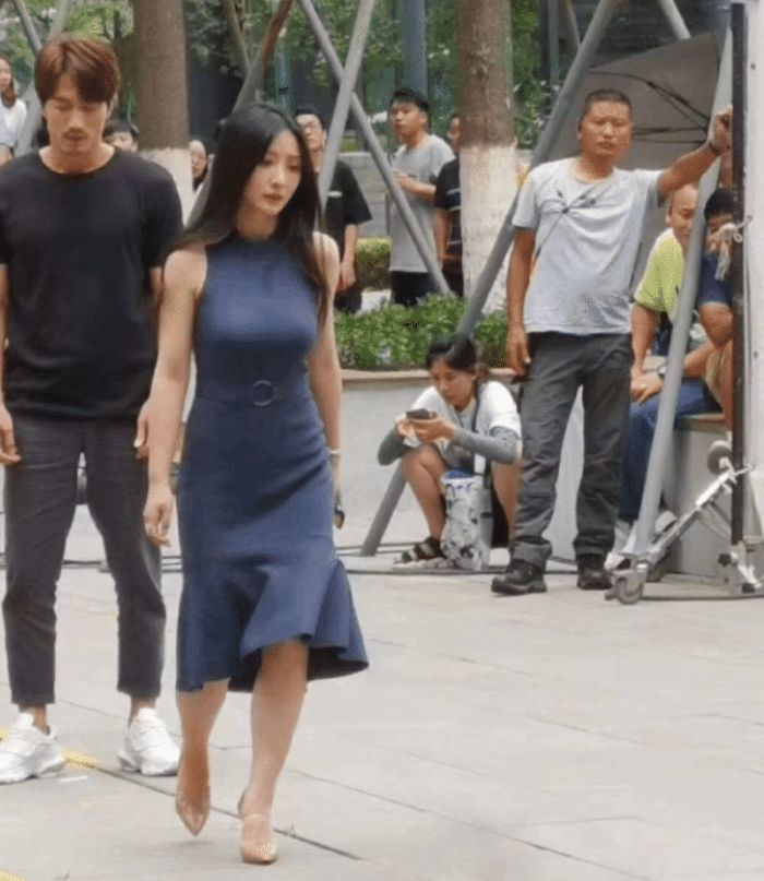 "Đệ nhất vòng 1" Trung Quốc tuổi tứ tuần vẫn quyến rũ hơn người ngay cả khi bị chụp lén - 2