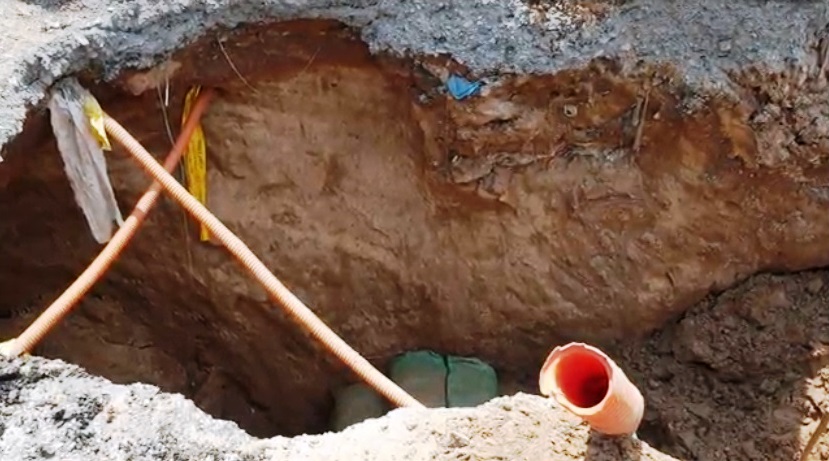 Mặt đường ở Sài Gòn bất ngờ sụp lún tạo “hố tử thần” - 2