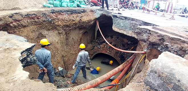 Mặt đường ở Sài Gòn bất ngờ sụp lún tạo “hố tử thần” - 3