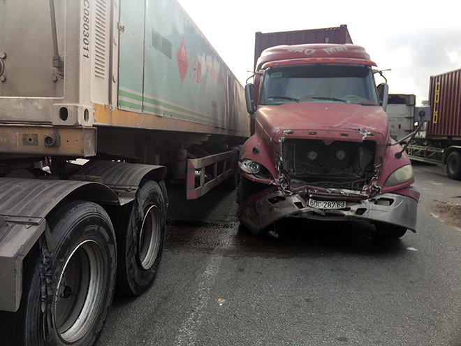 Xe container tông hàng loạt phương tiện đang dừng đèn đỏ - 4