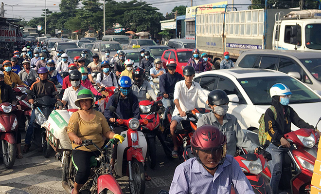 Xe container tông hàng loạt phương tiện đang dừng đèn đỏ - 5