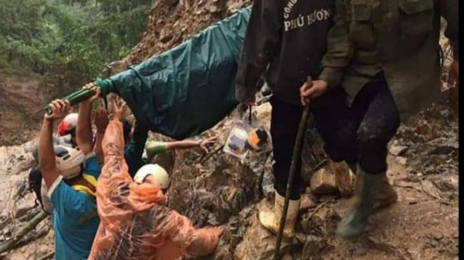 Vượt 20km đồi núi sạt lở khiêng người phụ nữ ở Quảng Nam đi cấp cứu - 3