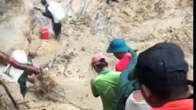 Vượt 20km đồi núi sạt lở khiêng người phụ nữ ở Quảng Nam đi cấp cứu - 4