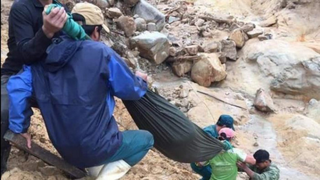 Vượt 20km đồi núi sạt lở khiêng người phụ nữ ở Quảng Nam đi cấp cứu - 5