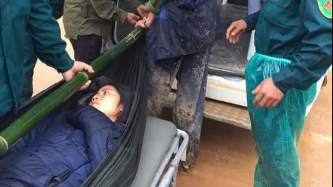 Vượt 20km đồi núi sạt lở khiêng người phụ nữ ở Quảng Nam đi cấp cứu - 6