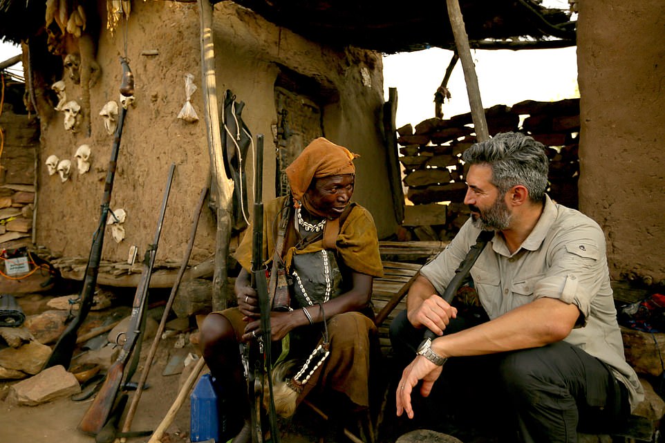 Hành trình táo bạo của nhà thám hiểm châu Phi đem lại trải nghiệm vừa thú vị vừa "run người" - 2