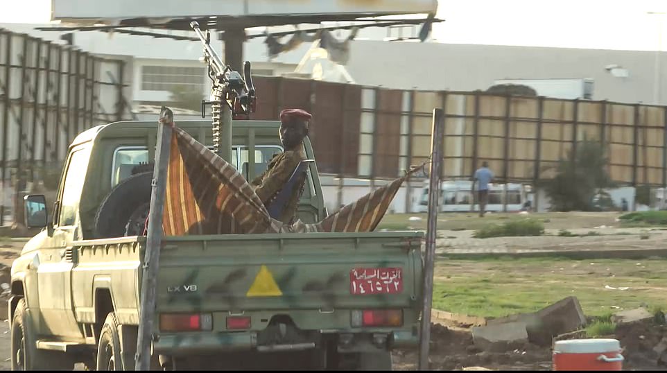 Hành trình táo bạo của nhà thám hiểm châu Phi đem lại trải nghiệm vừa thú vị vừa "run người" - 9