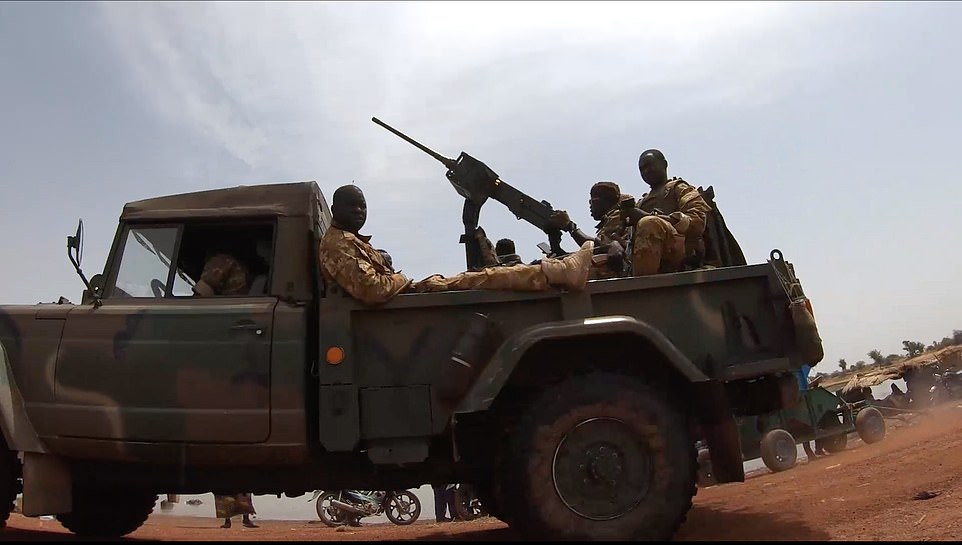 Hành trình táo bạo của nhà thám hiểm châu Phi đem lại trải nghiệm vừa thú vị vừa "run người" - 6