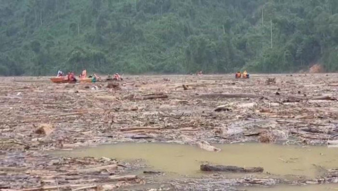 Tin tức 24h qua: Người đàn ông đi bộ, bật khóc tìm vợ con ở Trà Leng được tặng xe máy - 3