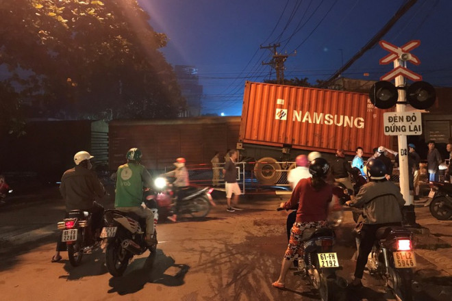Bình Dương: Tàu hỏa Bắc-Nam tông đứt đôi xe container - 3