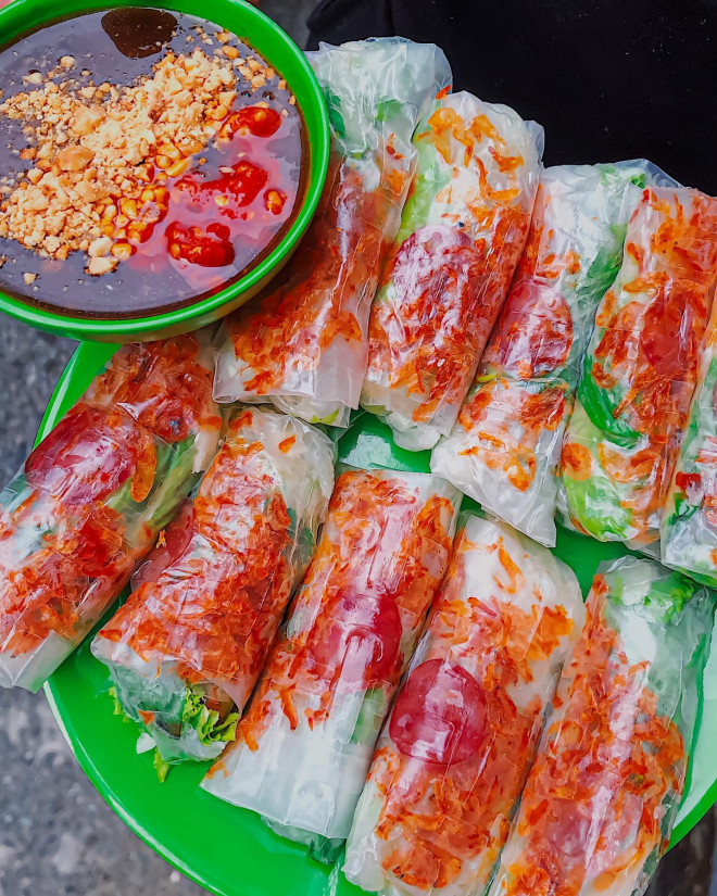 Ăn vặt với bò bía tôm chấy chỉ 2.500 đồng hoặc bánh hotdog ngập phô mai, ngon hết ý - 1