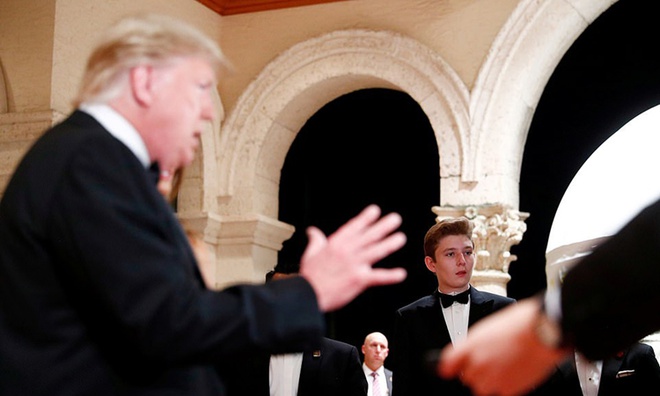 Con trai út ông Trump trở thành tâm điểm giữa lúc bầu cử vì ngoại hình tựa vị thần - 10