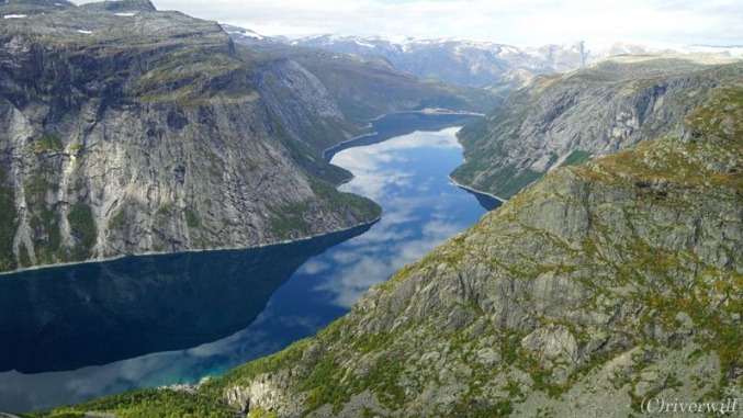 Mỏm đá như "lưỡi quỷ" nhô ra phía vực thẳm, không hàng rào bảo vệ vẫn hút du khách - 10