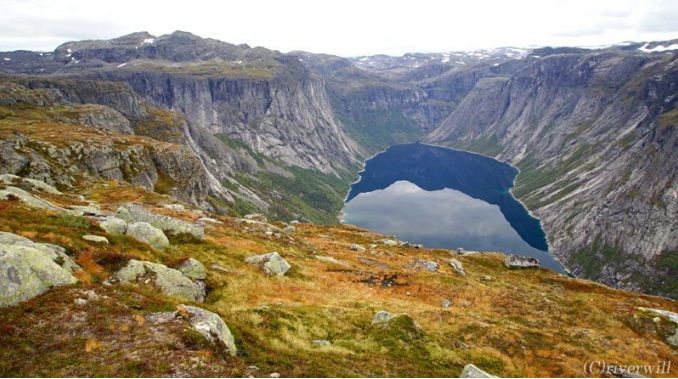 Mỏm đá như "lưỡi quỷ" nhô ra phía vực thẳm, không hàng rào bảo vệ vẫn hút du khách - 9