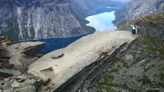 Mỏm đá như "lưỡi quỷ" nhô ra phía vực thẳm, không hàng rào bảo vệ vẫn hút du khách - 2