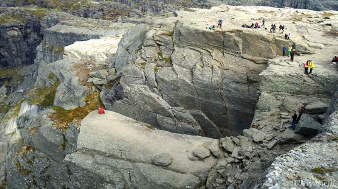 Mỏm đá như "lưỡi quỷ" nhô ra phía vực thẳm, không hàng rào bảo vệ vẫn hút du khách - 3