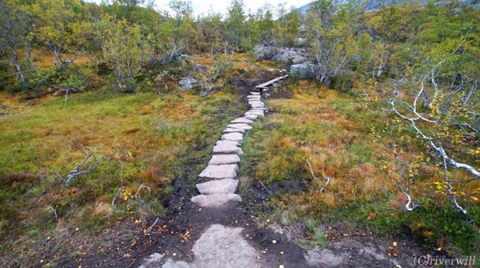 Mỏm đá như "lưỡi quỷ" nhô ra phía vực thẳm, không hàng rào bảo vệ vẫn hút du khách - 6