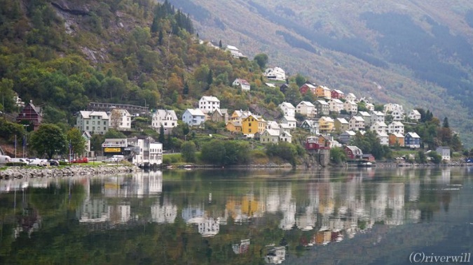 Mỏm đá như "lưỡi quỷ" nhô ra phía vực thẳm, không hàng rào bảo vệ vẫn hút du khách - 8