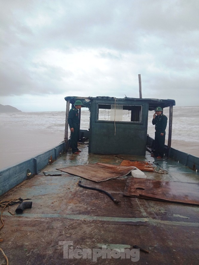 Lại phát hiện thuyền bí ẩn không người dạt vào vùng biển Lăng Cô - 2