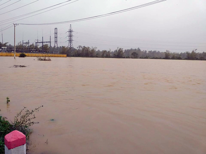 Mưa lớn, hàng ngàn nhà dân ở Bình Định bị lũ bao vây - 5