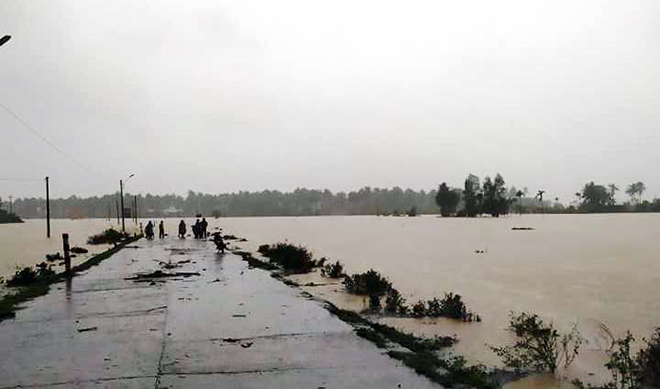 Mưa lớn, hàng ngàn nhà dân ở Bình Định bị lũ bao vây - 6