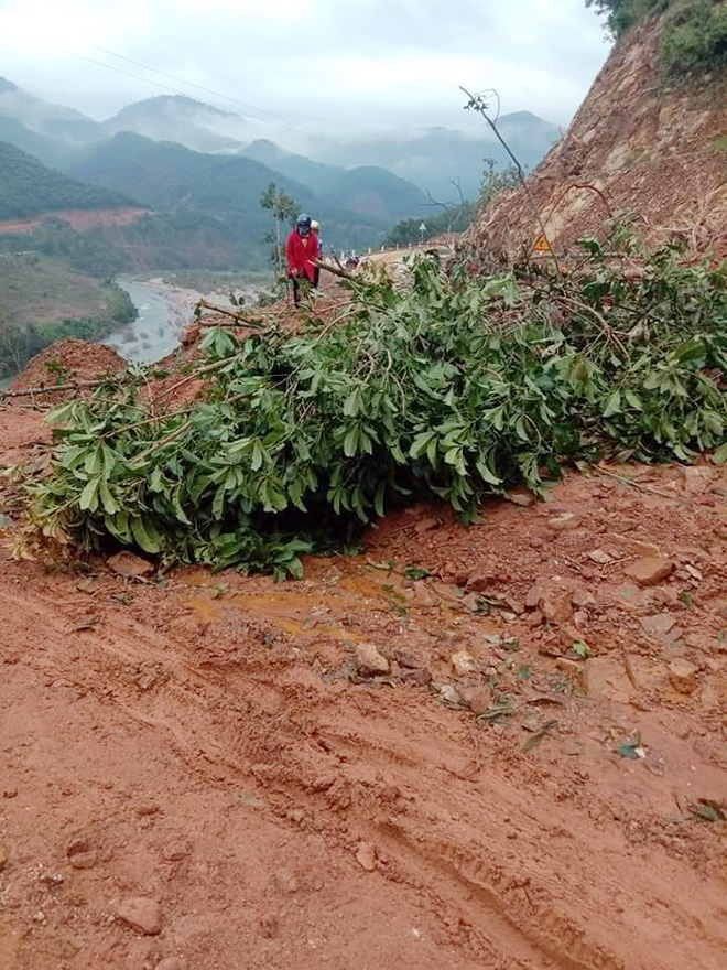 Mưa lớn, hàng ngàn nhà dân ở Bình Định bị lũ bao vây - 8