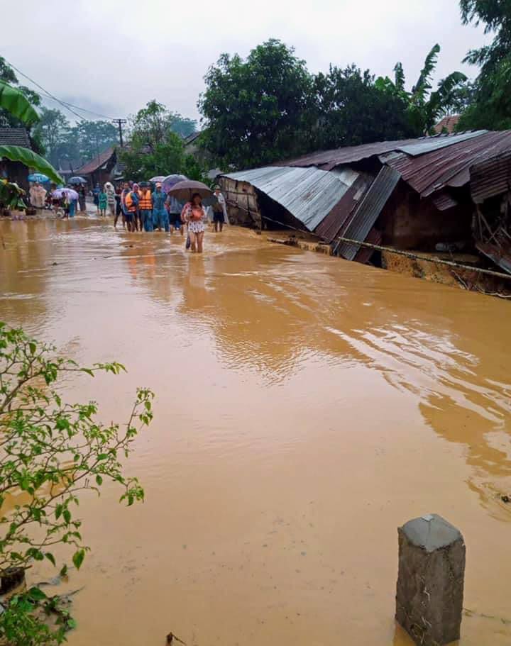 Mưa lớn, hàng ngàn nhà dân ở Bình Định bị lũ bao vây - 10