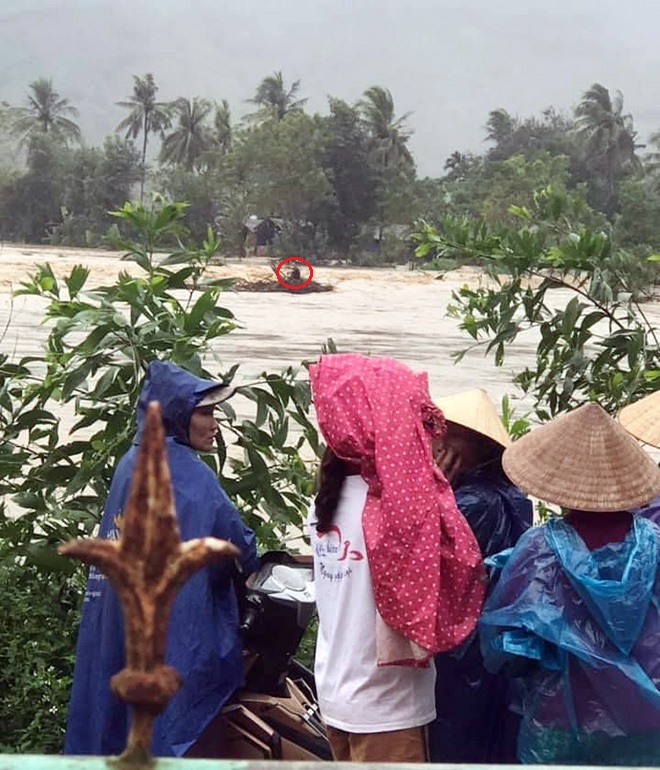 Người đàn ông tính mạng “ngàn cân treo ngọn cây” giữa dòng lũ dữ - 2