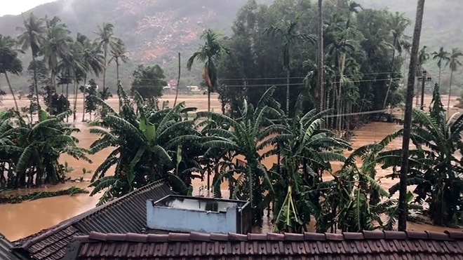 Người đàn ông tính mạng “ngàn cân treo ngọn cây” giữa dòng lũ dữ - 3