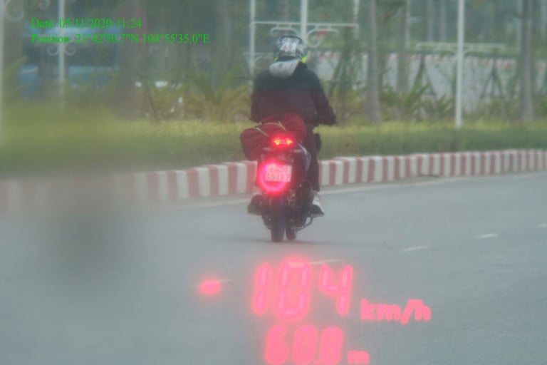 “Quái xế” điều khiển xe máy tốc độ 104km/h, lao vào CSGT rồi bỏ chạy - 1