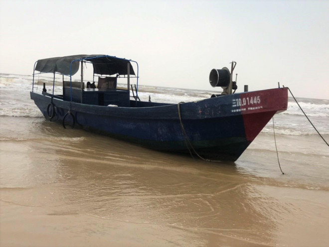 Bí ẩn 2 chiếc tàu "ma" in chữ Trung Quốc dạt vào bờ biển miền Trung - 2