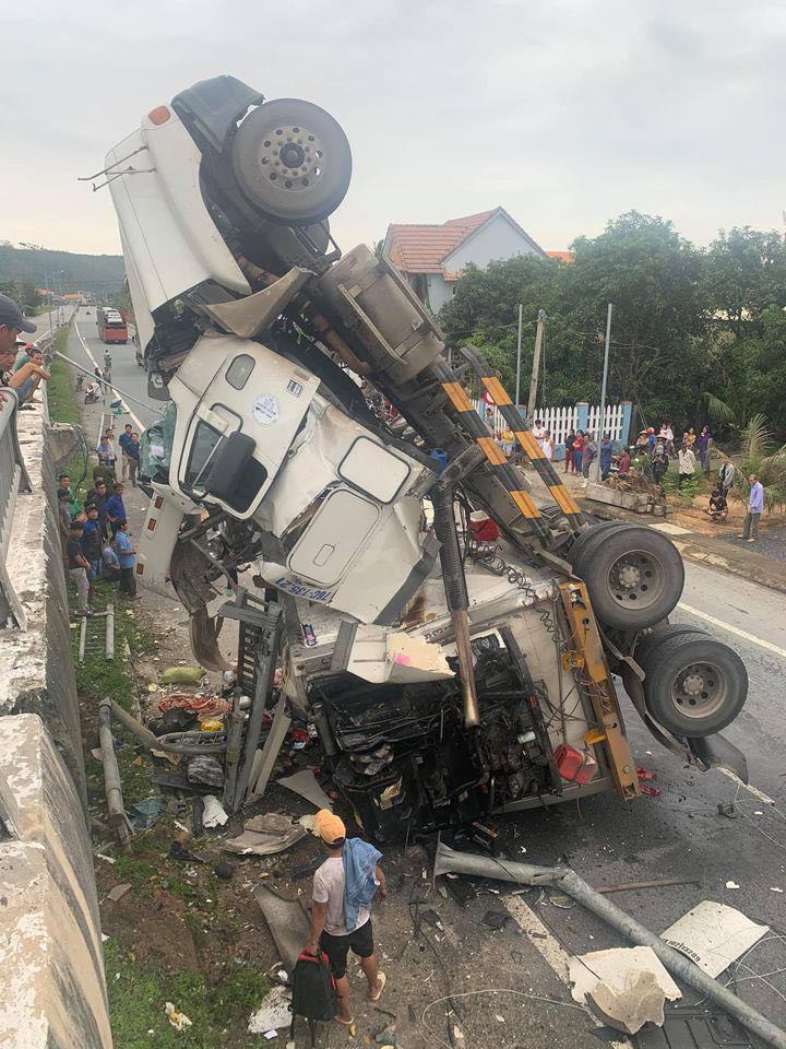 Clip: Ớn lạnh hiện trường vụ TNGT xe container lao từ cầu vượt xuống đường - 3