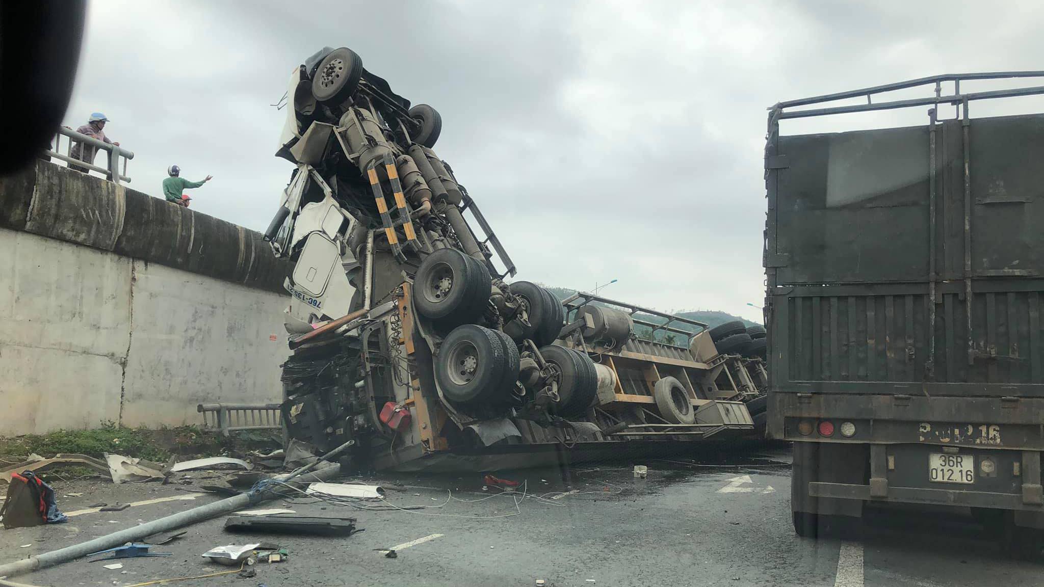 Clip: Ớn lạnh hiện trường vụ TNGT xe container lao từ cầu vượt xuống đường - 5