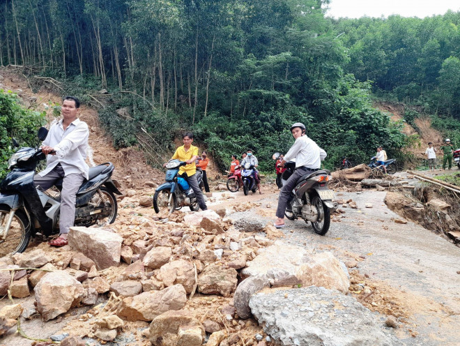 Cận cảnh sạt lở “hiếm thấy” tàn phá miền núi Bình Định - 3