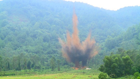 Phát hiện 2 quả bom "khủng" sau mưa lũ ở Hà Tĩnh - 7