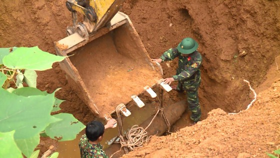 Phát hiện 2 quả bom "khủng" sau mưa lũ ở Hà Tĩnh - 4