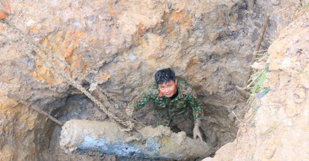 Phát hiện 2 quả bom "khủng" sau mưa lũ ở Hà Tĩnh - 5