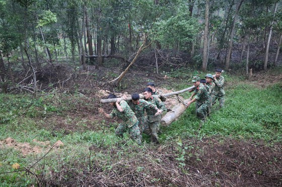 Phát hiện 2 quả bom "khủng" sau mưa lũ ở Hà Tĩnh - 6