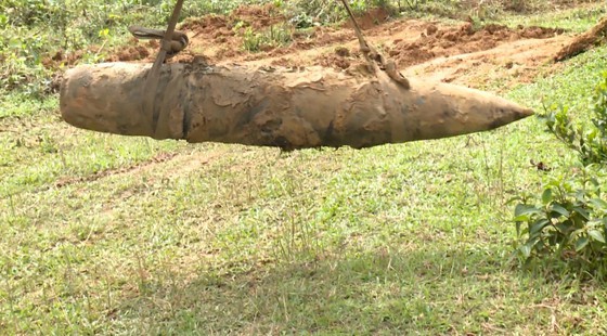 Phát hiện 2 quả bom "khủng" sau mưa lũ ở Hà Tĩnh - 3