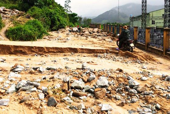 Cận cảnh sạt lở “hiếm thấy” tàn phá miền núi Bình Định - 7