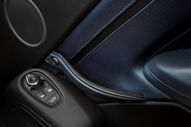 Aston Martin Vantage có thêm phiên bản "Hiệp sĩ Bóng Đêm" - 14